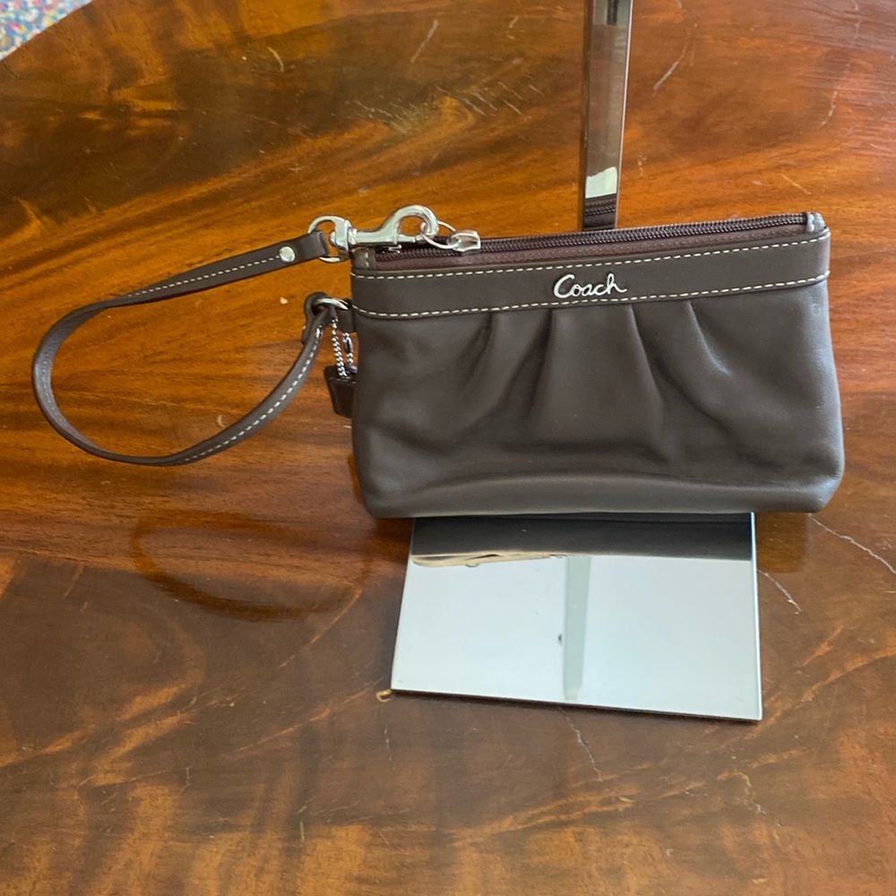VGUC. Coach brown leather wristlet.